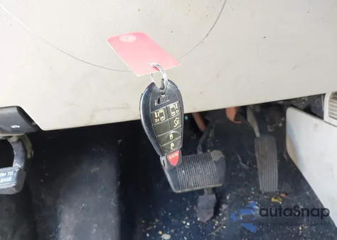 2011 Chrysler Town & Country Touring z USA, uszkodzony, nr VIN 2A4RR5DG2BR664935